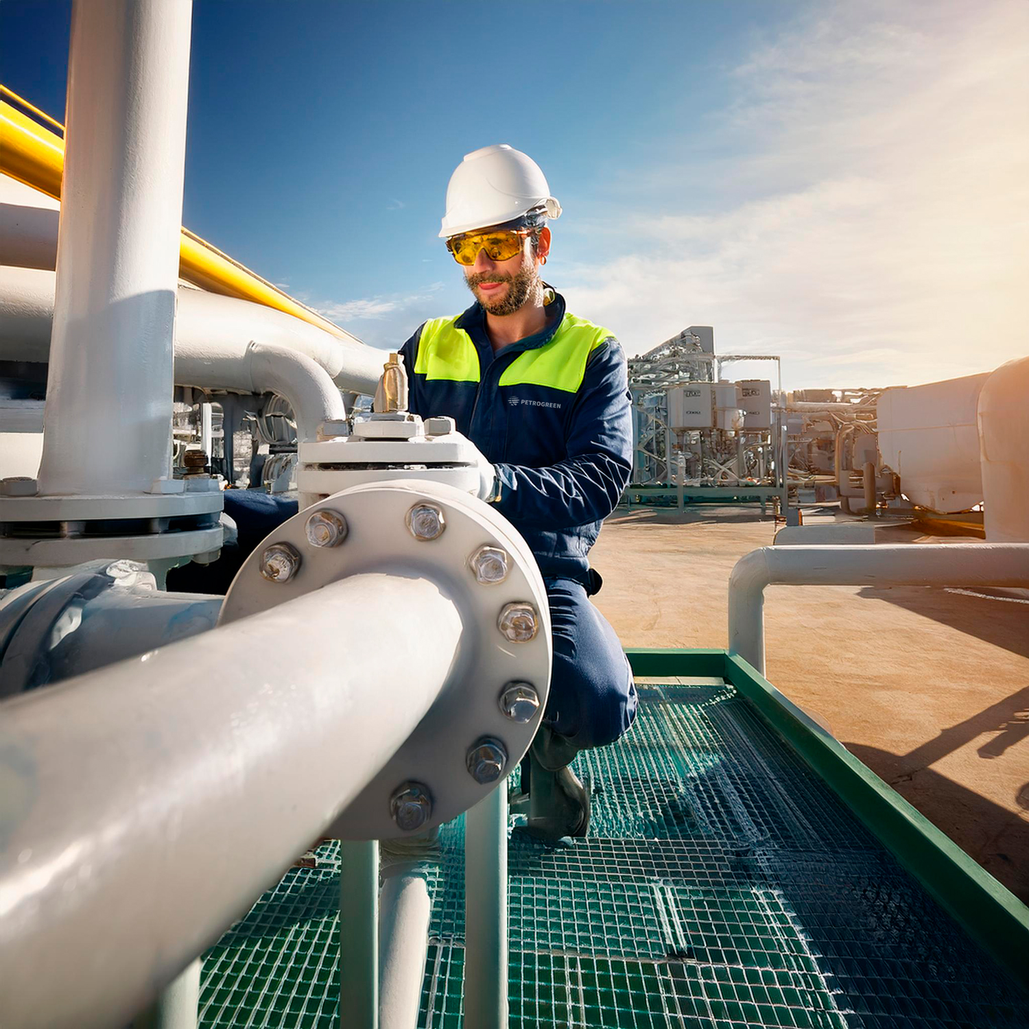 operador-hombre-trabajando-en-este-contexto-(foto-a-cielo-abierto-de-empresa-de-solu-(2)